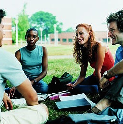 Groupe d'étudiants assis sur l'herbe